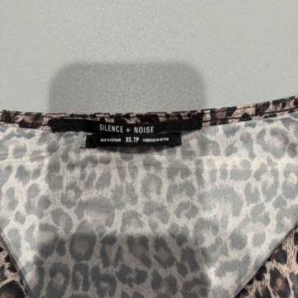 NWOT Silence + Noise Lara Off-The-Shoulder Top - Picture 5 of 6